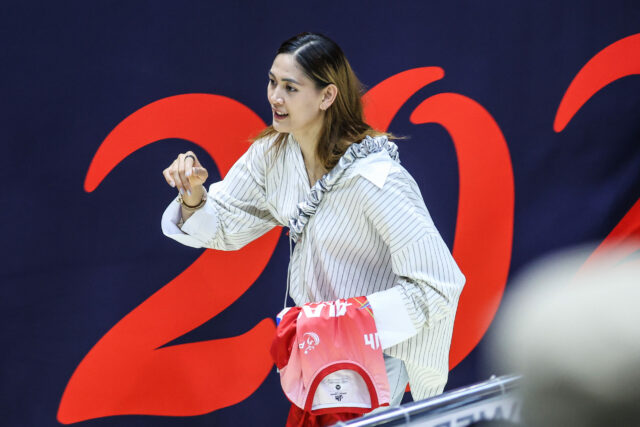 Jaja Santiago sleduje zápas vo VNL Women's Week 2 o 