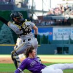 20. júna 2026; Denver, Colorado, USA; Pravý hráč v poli Colorado Rockies Jake McCarthy (31) sa prešmykol domov pred chytajúcim Pittsburgh Pirates Henrym Davisom (32) pri homerunu v parku v prvej smene na Coors Field. Povinný kredit: Isaiah J. Downing-Imagn Images
