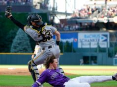 Jake McCarthy, Tomoyuki Sugano pomáhajú Skalistým horám vyhrať nad Pirátmi 20. júna 2026; Denver, Colorado, USA; Pravý hráč v poli Colorado Rockies Jake McCarthy (31) sa prešmykol domov pred chytajúcim Pittsburgh Pirates Henrym Davisom (32) pri homerunu v parku v prvej smene na Coors Field. Povinný kredit: Isaiah J. Downing-Imagn Images