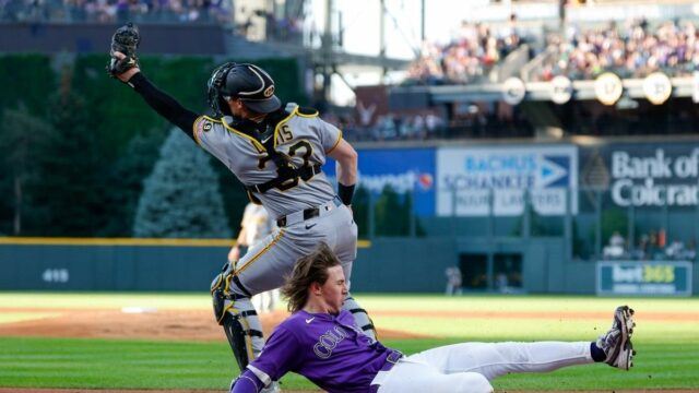 20. júna 2026; Denver, Colorado, USA; Pravý hráč v poli Colorado Rockies Jake McCarthy (31) sa prešmykol domov pred chytajúcim Pittsburgh Pirates Henrym Davisom (32) pri homerunu v parku v prvej smene na Coors Field. Povinný kredit: Isaiah J. Downing-Imagn Images
