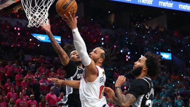 Jalen Brunson strelil 30 gólov, keď Knicks vyhral 1. zápas finále nad Spurs
