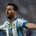 Jameis Winston prichádza do zápasu medzi Argentínou a Alžírskom a nesie kozu oblečenú v košeli Lionela Messiho