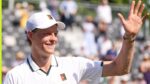 Jannik Sinner reaguje po víťaznom zápase vo Wimbledone v najteplejšom dni v histórii Spojeného kráľovstva