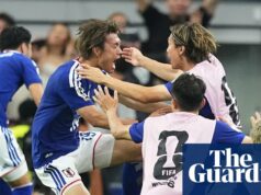 Japonsko odchádza neskoro a nemecká veľkolepá sedmička – Svetový pohár Daily | futbal APTOPIX Japonsko Holandsko WCup SoccerJaponský hráč Koki Ogawa, vľavo, oslavuje so svojimi spoluhráčmi druhý gól svojho tímu proti Holandsku počas futbalového zápasu Svetového pohára skupiny F v Arlingtone, Texas, neďaleko Dallasu, nedeľa 14. júna 2026. (AP Photo/Julio Cortez)