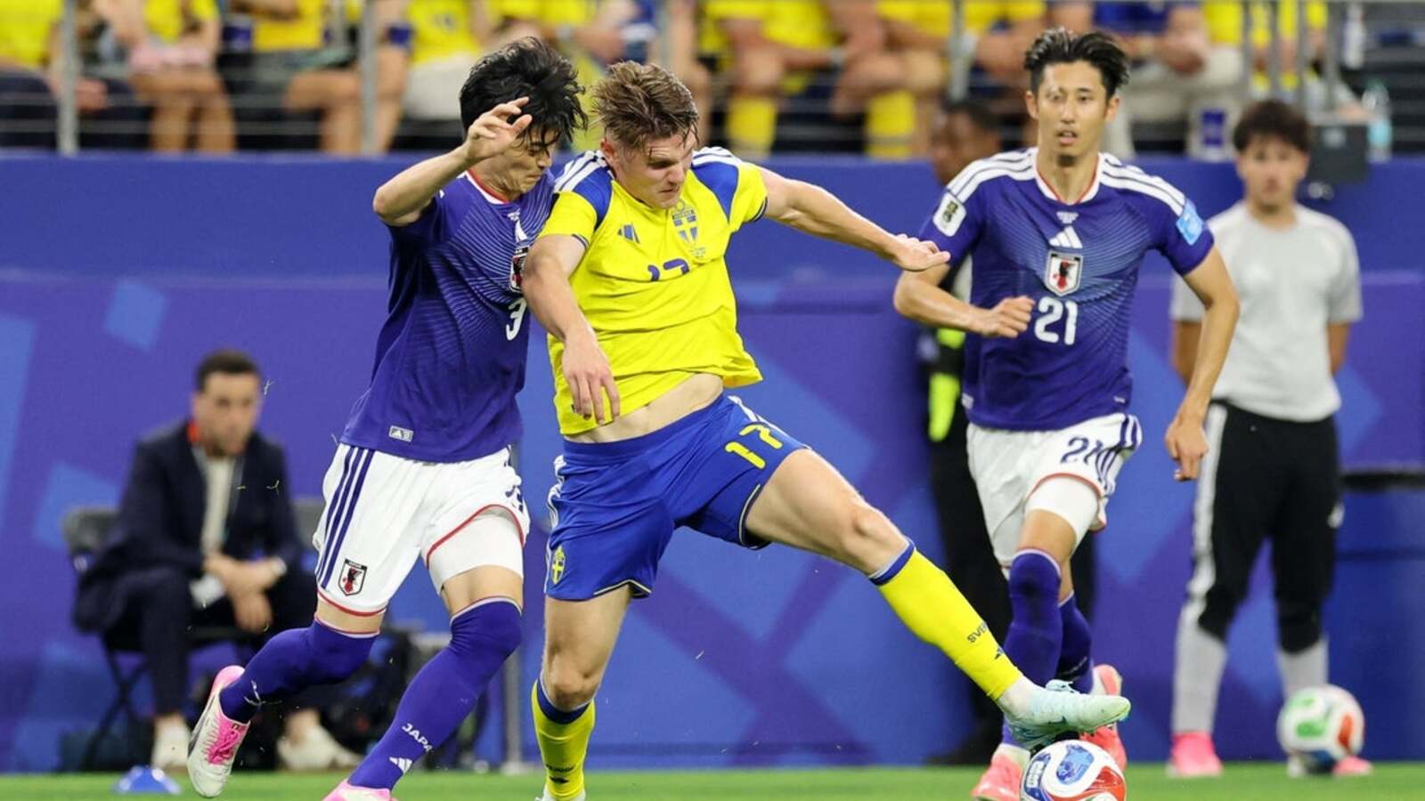 Japonsko vďaka neskorým zákrokom remizovalo so Švédskom a skončilo druhé v skupine F