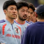 Japonec Wataru Endo (vľavo) pracuje so svojím tímom počas tréningu v Geodis Parku v Nashville, Tennessee, 8. júna 2026.