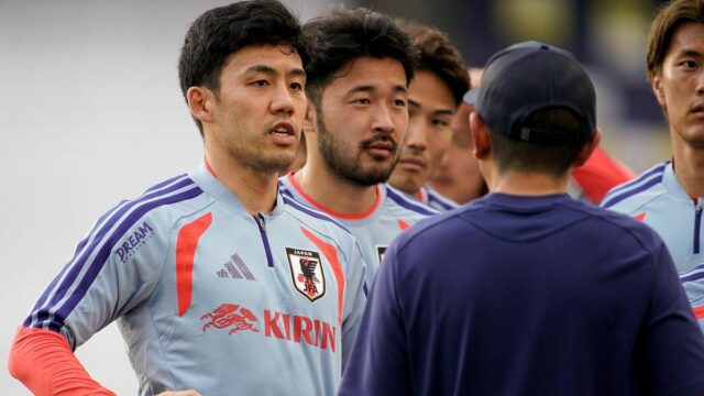 Japonec Wataru Endo (vľavo) pracuje so svojím tímom počas tréningu v Geodis Parku v Nashville, Tennessee, 8. júna 2026.