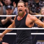 Jay White stál vo wrestlingovom ringu počas AEW Dynamite v Petersen Events Center v Pittsburghu
