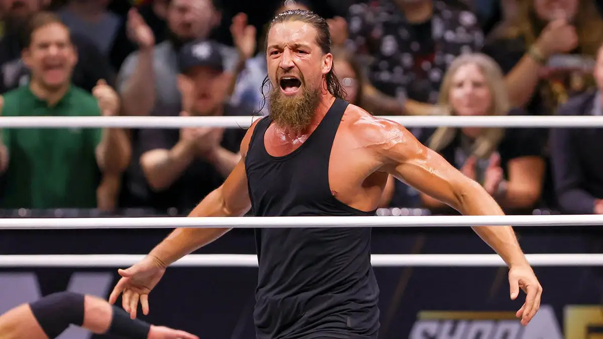 Jay White stál vo wrestlingovom ringu počas AEW Dynamite v Petersen Events Center v Pittsburghu