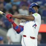 9. júna 2026; Toronto, Ontario, CAN; Ľavý hráč Toronta Blue Jays Jesus Sanchez (12) trafil sólo homerun proti Philadelphii Phillies počas šiestej zmeny v Rogers Centre. Povinný kredit: John E. Sokolowski-Imagn Images