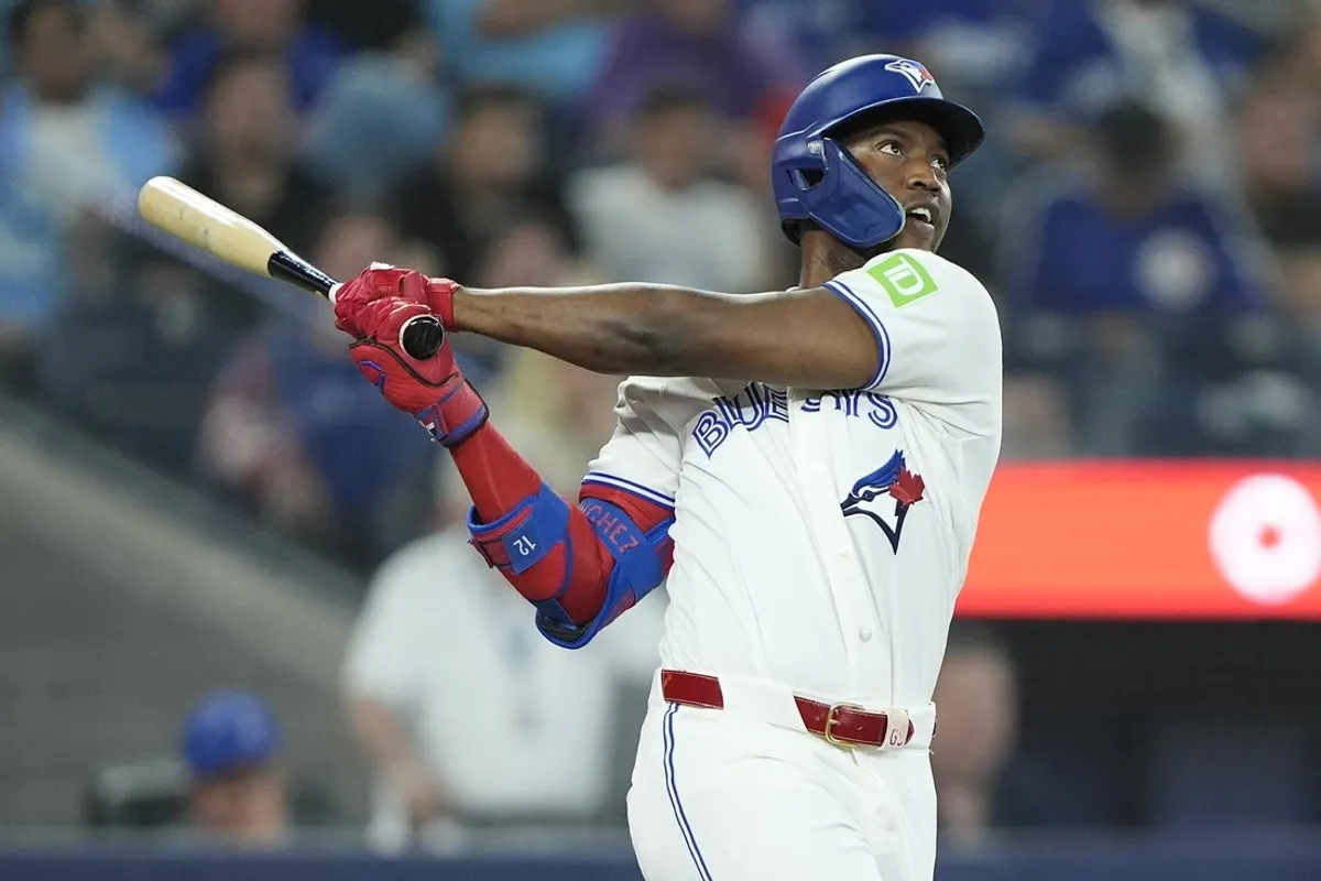 9. júna 2026; Toronto, Ontario, CAN; Ľavý hráč Toronta Blue Jays Jesus Sanchez (12) trafil sólo homerun proti Philadelphii Phillies počas šiestej zmeny v Rogers Centre. Povinný kredit: John E. Sokolowski-Imagn Images