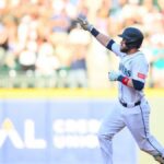 2. júna 2026; Seattle, Washington, USA; Prvý základný hráč Seattle Mariners Patrick Wisdom (35) vedie základňu po tom, čo počas druhej zmeny v T-Mobile Parku zasiahol 2-krát homerun proti New York Mets. Povinný kredit: Steven Bisig-Imagn Images