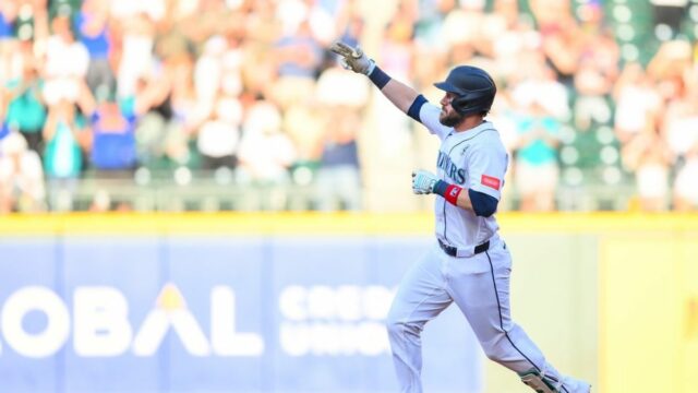 2. júna 2026; Seattle, Washington, USA; Prvý základný hráč Seattle Mariners Patrick Wisdom (35) vedie základňu po tom, čo počas druhej zmeny v T-Mobile Parku zasiahol 2-krát homerun proti New York Mets. Povinný kredit: Steven Bisig-Imagn Images