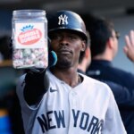 Jazz Chisholm Jr. z New York Yankees oslavuje po údere homerunu počas bejzbalového zápasu.