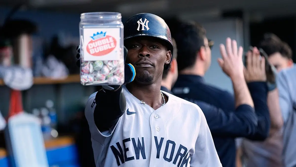 Jazz Chisholm Jr. z New York Yankees oslavuje po údere homerunu počas bejzbalového zápasu.