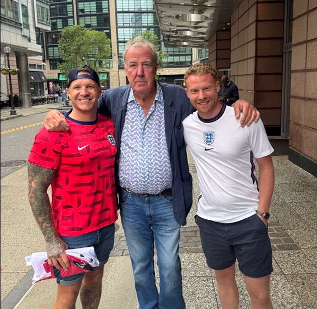 Jeremy Clarkson obdaroval anglických fanúšikov Derryho Thomasa (vľavo) a Garyho Colliera (vpravo) dvoma voľnými vstupenkami pred dnešným večerným súbojom s Ghanou.