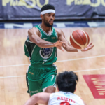 Jerrick Ahanmisi (s loptou) stále vkladá veľké nádeje do kandidatúry Terrafifirmy na play-off.