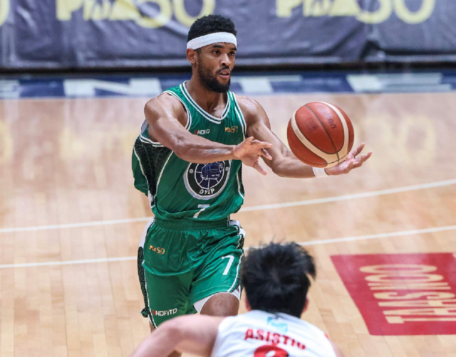 Jerrick Ahanmisi (s loptou) stále vkladá veľké nádeje do kandidatúry Terrafifirmy na play-off.