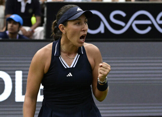 Jessica Pegula z USA oslavuje víťazstvo v semifinálovom zápase ženskej dvojhry proti Bieloruske Aryne Sabalenkovej na turnaji WTA500 Berlin Tennis Open v Berlíne 20. júna 2026. Pegula vyhrala 4:6, 7:6, 0:6. 
