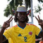Jimmy Butler navštevuje zápas Svetového pohára Kolumbia vs Portugalsko v dvoch rôznych futbalových dresoch