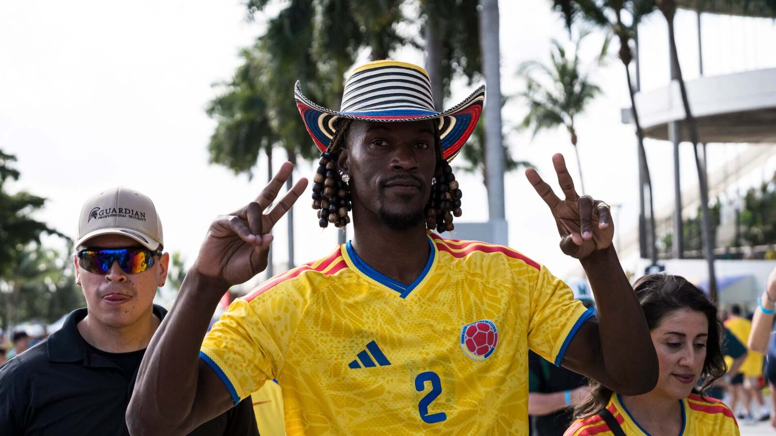 Jimmy Butler navštevuje zápas Svetového pohára Kolumbia vs Portugalsko v dvoch rôznych futbalových dresoch