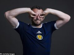 John McGinn prekypuje hrdosťou nad obrovskou nástennou maľbou vo svojom rodnom meste, keď odhaľuje prestup do MLS, ktorý mohol dramaticky zmeniť jeho kariéru Ikonická oslava Johna McGinna bola v jeho rodnom meste oslávená obrovskou nástennou maľbou