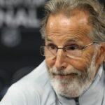 4. júna 2026; Raleigh, Severná Karolína, USA; Vegas Golden Knights John Tortorella počas tlačovej konferencie po zápase po prehre s Carolinou Hurricanes v druhom zápase finále Stanley Cupu 2026 v Lenovo Center. Povinný kredit: Nathan Ray Seebeck-Imagn Images