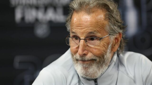 4. júna 2026; Raleigh, Severná Karolína, USA; Vegas Golden Knights John Tortorella počas tlačovej konferencie po zápase po prehre s Carolinou Hurricanes v druhom zápase finále Stanley Cupu 2026 v Lenovo Center. Povinný kredit: Nathan Ray Seebeck-Imagn Images