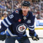 Jonathan Toews oficiálne končí po 16 sezónach NHL a troch Stanley Cupoch