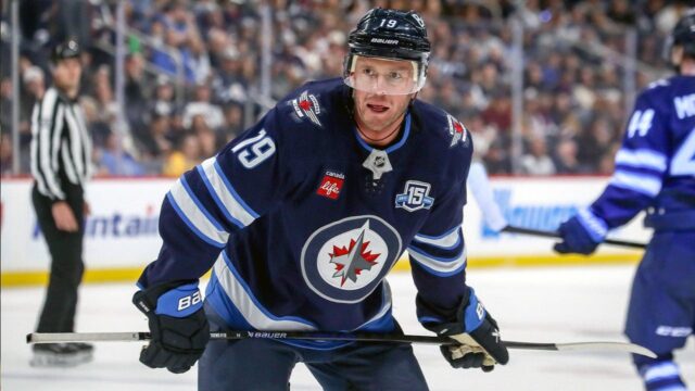 Jonathan Toews oficiálne končí po 16 sezónach NHL a troch Jonathan Toews oficiálne končí po 16 sezónach NHL a troch Stanley Cupoch