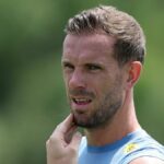 Jordan Henderson z Anglicka sa prizerá počas tréningu