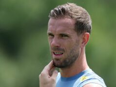 Jordan Henderson načrtáva, že Anglicko musí „obetovať“, aby vyhralo majstrovstvá sveta Jordan Henderson z Anglicka sa prizerá počas tréningu