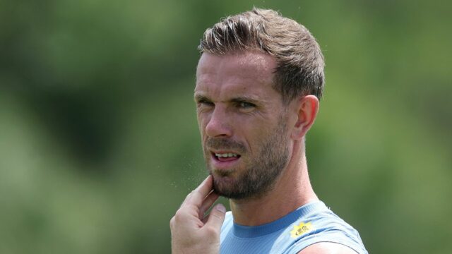 Jordan Henderson z Anglicka sa prizerá počas tréningu