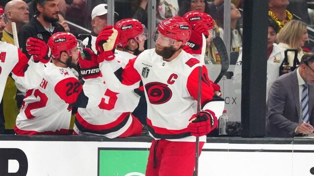 Jordan Staal skóroval dvakrát, keď Hurricanes porazili Golden Knights v zápase 4
