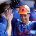11. júna 2026; New York City, New York, USA; Útočník z New York Mets Juan Soto (22) oslavuje svoj sólo homerun proti St. Louis Cardinals so spoluhráčmi v zemľanke počas siedmej zmeny na ihrisku Citi Field. Povinný kredit: Brad Penner-Imagn Images