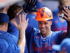 Juan Soto sa snaží zahnúť za rohom, keď Mets open set vs. Braves 11. júna 2026; New York City, New York, USA; Útočník z New York Mets Juan Soto (22) oslavuje svoj sólo homerun proti St. Louis Cardinals so spoluhráčmi v zemľanke počas siedmej zmeny na ihrisku Citi Field. Povinný kredit: Brad Penner-Imagn Images