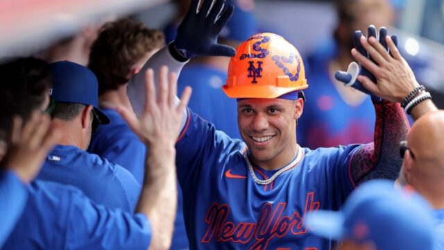 Juan Soto sa snaží zahnúť za rohom, keď Mets open 11. júna 2026; New York City, New York, USA; Útočník z New York Mets Juan Soto (22) oslavuje svoj sólo homerun proti St. Louis Cardinals so spoluhráčmi v zemľanke počas siedmej zmeny na ihrisku Citi Field. Povinný kredit: Brad Penner-Imagn Images