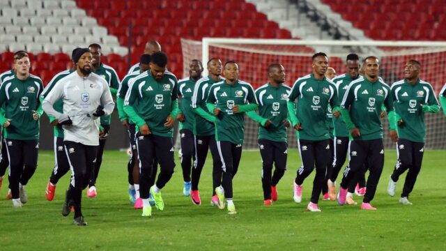 Juhoafrická futbalová organizácia oznámila, že mužstvo na majstrovstvá sveta odíde v pondelok po zdržaní víz
