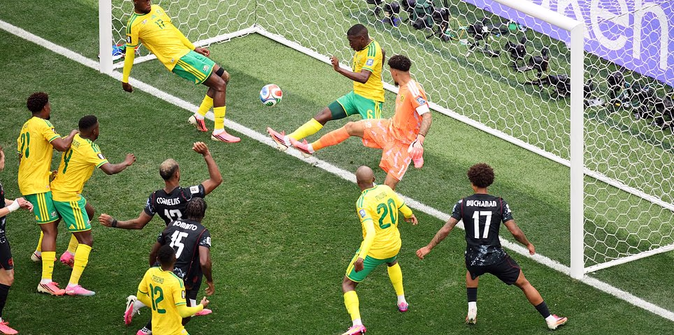 Juhoafrická republika vs Kanada – Majstrovstvá sveta posledných 32 NAŽIVO: Hostia len pár centimetrov od prevzatia vedenia, pretože lopta vo vyraďovacom súboji v LA uniká z čiary