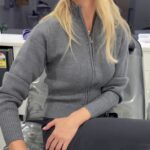 Jules Neale bola v dobrej nálade, keď si v Perthe nechala odstrániť tetovanie venované odcudzenému manželovi Lachiemu Nealeovi.