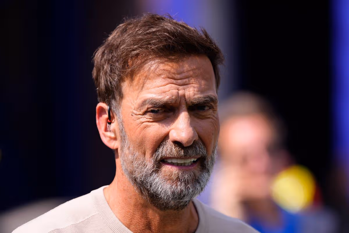 Jurgen Klopp sleduje zápas 32. kola Svetového pohára FIFA 2026 medzi Nemeckom a Paraguajom na Boston Stadium 29. júna 2026 vo Foxborough, Massachusetts. (Foto: Jose Breton/Pics Action/NurPhoto cez Getty Images)