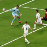 Oh Hyeon-gu (vpravo) skóroval ako neskorý víťaz z Južnej Kórey v otváracom zápase majstrovstiev sveta