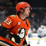30. marca 2026; Anaheim, Kalifornia, USA; Center Anaheim Ducks Mason McTavish (23) sa pred zápasom proti Torontu Maple Leafs rozcvičuje v Honda Center. Povinný kredit: Griffin Hooper-Imagn Images