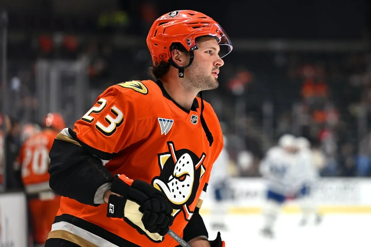 30. marca 2026; Anaheim, Kalifornia, USA; Center Anaheim Ducks Mason McTavish (23) sa pred zápasom proti Torontu Maple Leafs rozcvičuje v Honda Center. Povinný kredit: Griffin Hooper-Imagn Images
