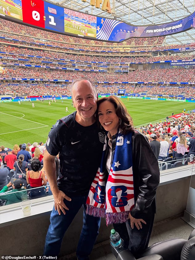 Bývalá viceprezidentka Kamala Harris a jej manžel Doug Emhoff patrili medzi VIP, ktorí sledovali záverečnú skupinovú fázu MS USMNT.