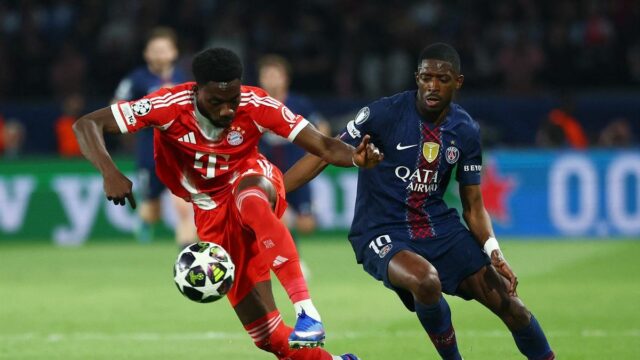 Alphonso Davies z Bayernu Mníchov v akcii s Ousmane Dembele z Paris St Germain 28. apríla 2026. Poďakovanie: REUTERS/Gonzalo Fuentes