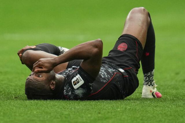 Kanaďan Ismael Kone reaguje na zemi po zranení počas zápasu B-skupiny majstrovstiev sveta vo futbale proti Kataru vo Vancouveri v Britskej Kolumbii vo štvrtok 18. júna 2026. 