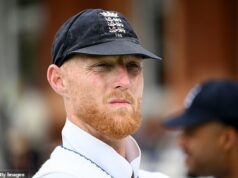 Kapitán Anglicka Ben Stokes a rýchly nadhadzovač Gus Atkinson sa rozhodli vynechať druhý test proti Novému Zélandu ako trest za porušenie zákazu vychádzania v tíme – keďže ECB začala vyšetrovať „incident v nočnom klube v skorých ranných hodinách“ Kapitán Anglicka Ben Stokes pravdepodobne vynechá druhý test Anglicka s Novým Zélandom po tom, čo ECB v pondelok ráno začala vyšetrovanie incidentu v nočnom klube.