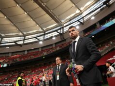 Kapitán Austrálie Maty Ryan je VYPADNUTÝ na úvodnom zápase Svetového pohára v Socceroos proti Turkiye Kapitán Austrálie Maty Ryan bol vysadený na lavičku pre úvodný zápas Austrálie na MS 2026.