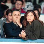 Barónka Bradyová (na snímke z roku 1995) čelí výzvam, aby sa dištancovala od minulosti Davida Sullivana (v strede) po tom, čo bol obvinený z pohlavného zneužívania žien. Akékoľvek pochybenie popiera